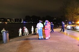 Duikers redden man uit het water in Amsterdam-Osdorp