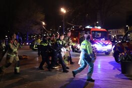 Duikers redden man uit het water in Amsterdam-Osdorp