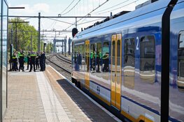 Zwaarbewapende agenten op station Weesp