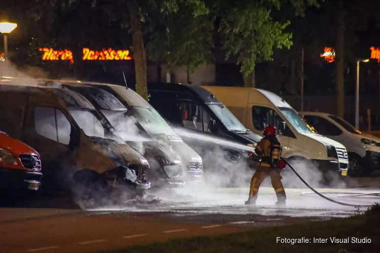 Twee bestelbussen door brand verwoest in Amsterdam Westpoort