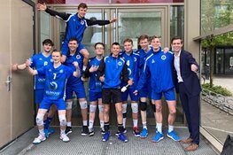 Compaen blaast nachtkaars uit