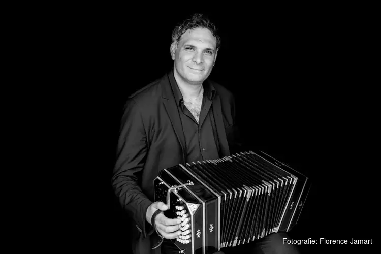 Tango meets Bach - Bandoneonvirtuoos Victor Hugo Villena op 6 mei in Het Concertgebouw