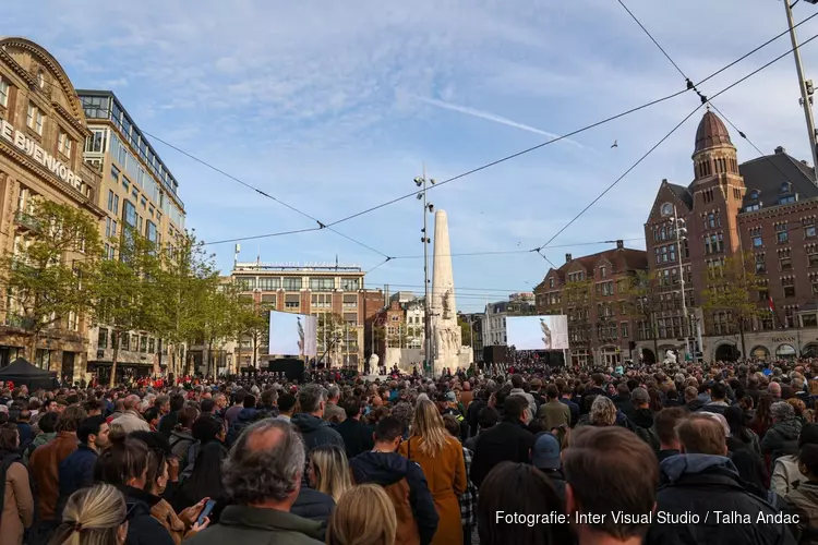 Dodenherdenking op de Dam weer massaal bezocht na twee coronajaren