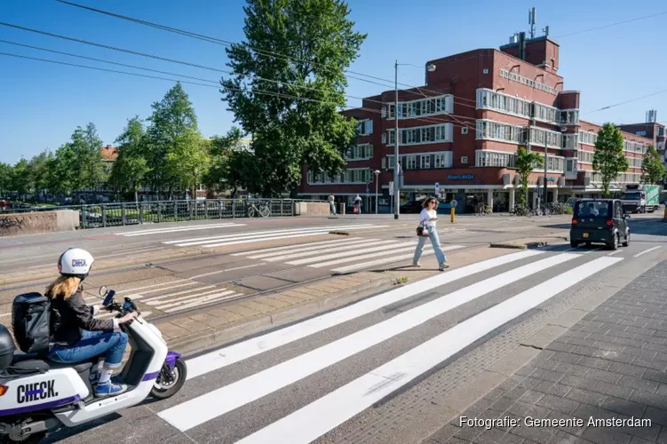 Eerste &#39;gevleugelde zebrapad&#39; in Amsterdam