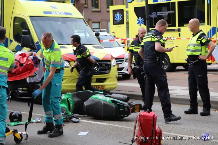 Voetganger aangereden op zebrapad in Amsterdam