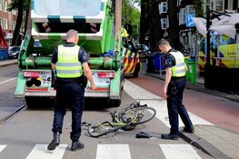 Vrachtwagen rijdt fietser aan in Amsterdam