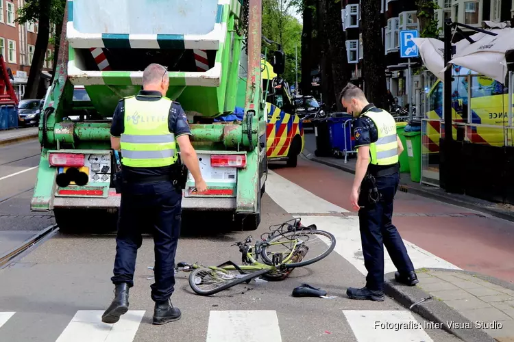 Vrachtwagen rijdt fietser aan in Amsterdam