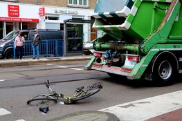 Vrachtwagen rijdt fietser aan in Amsterdam