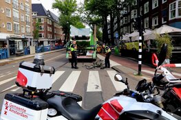 Vrachtwagen rijdt fietser aan in Amsterdam