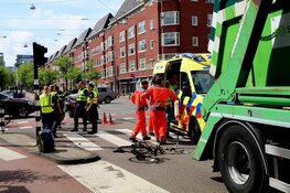 Vrachtwagen rijdt fietser aan in Amsterdam