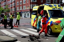 Vrachtwagen rijdt fietser aan in Amsterdam