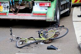 Vrachtwagen rijdt fietser aan in Amsterdam