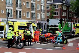 Vrachtwagen rijdt fietser aan in Amsterdam