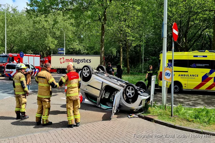 Auto slaat over de kop op Europaboulevard in Amsterdam