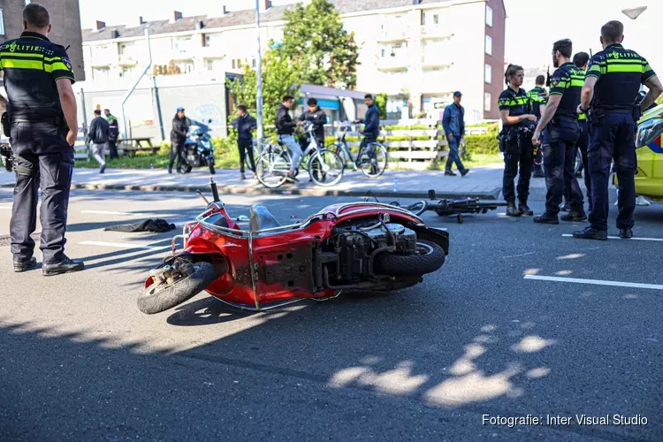 Fietser en scooterrijder zwaargewond bij ongeval in Nieuw-West