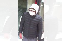 Gezocht: Gebruik gestolen pinpas na babbeltruc Amsterdam-West