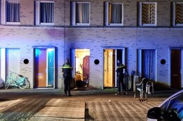 Explosie bij voorgevel bij woning Amsterdam-Zuidoost