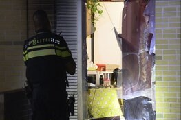 Explosie bij voorgevel bij woning Amsterdam-Zuidoost