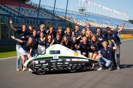 Isabel uit Amsterdam wint met haar team de Eco-marathon op TT Circuit Assen met indrukwekkende efficiëntie