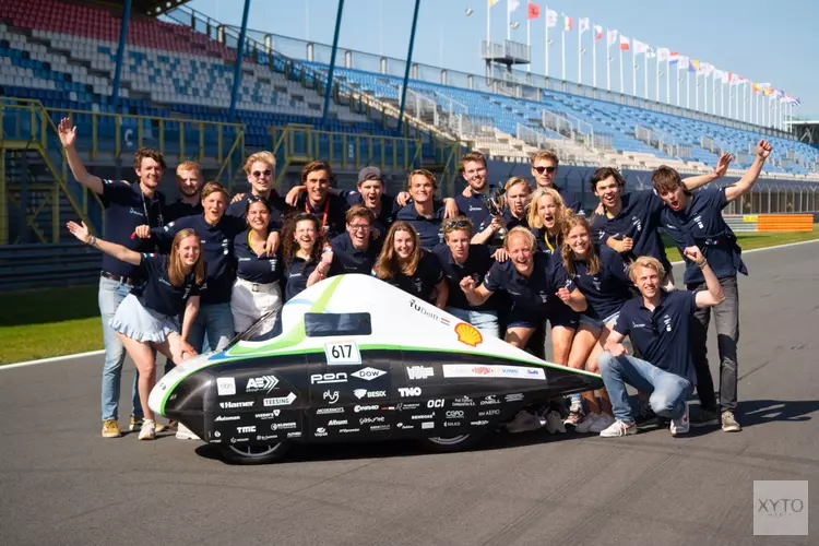 Isabel uit Amsterdam wint met haar team de Eco-marathon op TT Circuit Assen met indrukwekkende efficiëntie