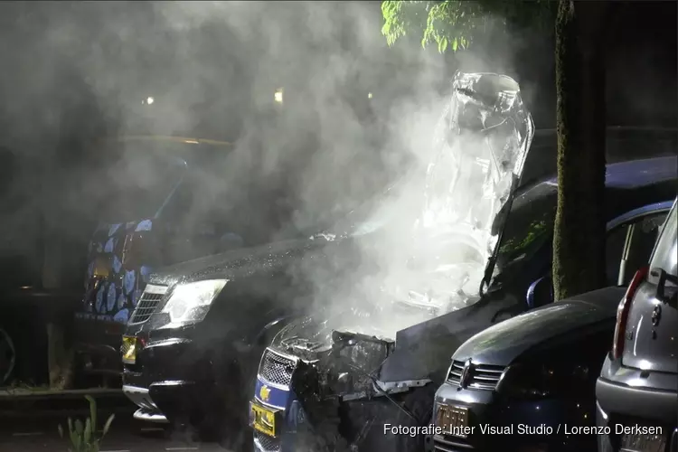 Auto door brand verwoest in Zuidoost