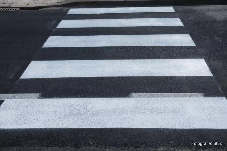 Fietskoerier rijdt moeder met kind aan!