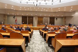 Oud-Parlementariërs ‘bezetten’ Tweede Kamer!