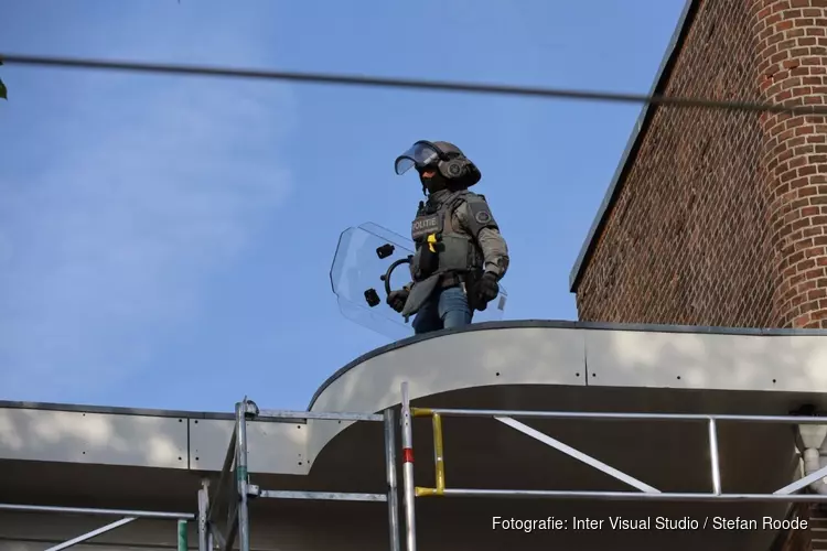 Arrestatieteam valt woning aan Hoofdweg binnen
