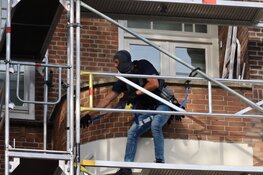 Arrestatieteam valt woning aan Hoofdweg binnen