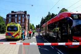 Fietser zwaargewond na aanrijding met lijnbus in Amsterdam