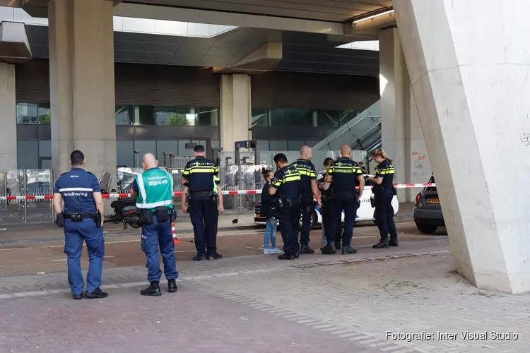 Politie lost waarschuwingsschot bij metrostation in Amsterdam-Noord