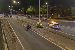 Scooterrijder zeer ernstig gewond bij ongeval op de Mauritskade