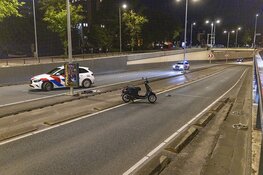Scooterrijder zeer ernstig gewond bij ongeval op de Mauritskade