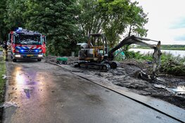 Twee branden aan Overdiemerweg in Diemen, graafmachine en caravan in brand
