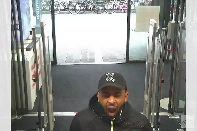 Gezocht: Gebruik maken van frauduleus verkregen creditcard in Amsterdam en Rotterdam