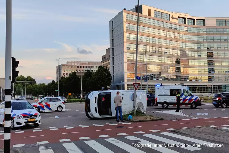 Bestelbus op zijn kant na ongeval in Sloterdijk