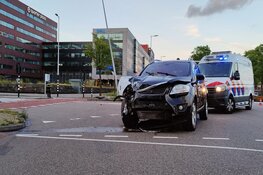 Bestelbus op zijn kant na ongeval in Sloterdijk