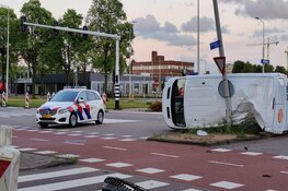 Bestelbus op zijn kant na ongeval in Sloterdijk