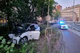 Automobilist vlucht na ongeluk bij oprit Mauritskade