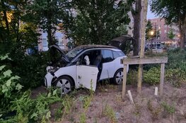 Automobilist vlucht na ongeluk bij oprit Mauritskade