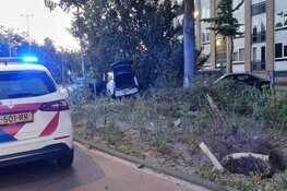 Automobilist vlucht na ongeluk bij oprit Mauritskade