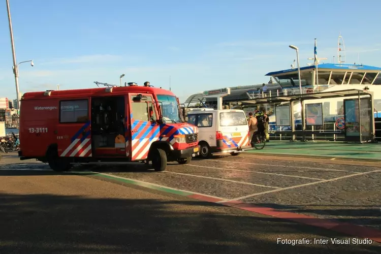 Persoon te water bij veerpont in Amsterdam-Noord