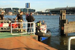 Persoon te water bij veerpont in Amsterdam-Noord