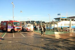 Persoon te water bij veerpont in Amsterdam-Noord