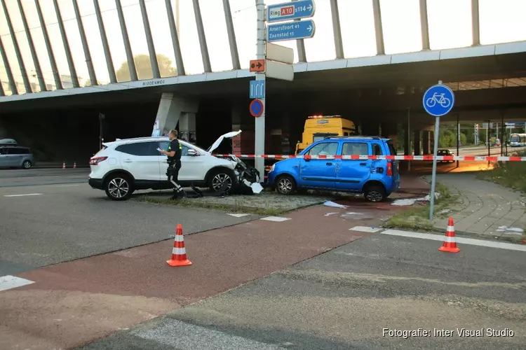 Twee auto&#39;s total loss bij ongeval in Diemen