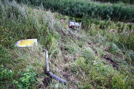 Auto belandt in sloot bij Muiden