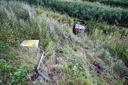 Auto belandt in sloot bij Muiden