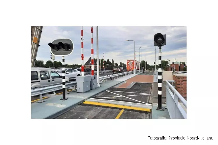 Deel nieuwe Brug Ouderkerk geopend