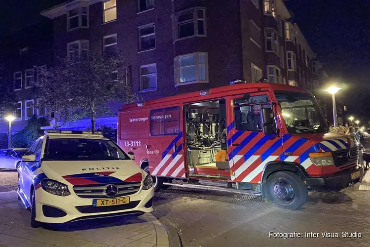 Bootje slaat op hol langs Stadionkade, man te water