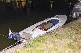 Bootje slaat op hol langs Stadionkade, man te water